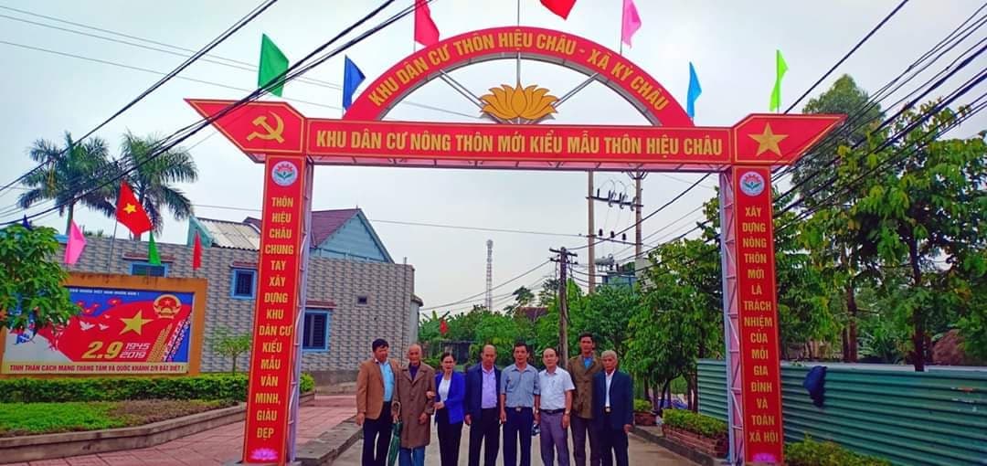 Người dân thôn Hiệu Châu phấn khởi đón nhận danh hiệu Khu dân cư nông thôn mới kiểu mẫu sau những tháng ngày nổ lực phấn đấu.